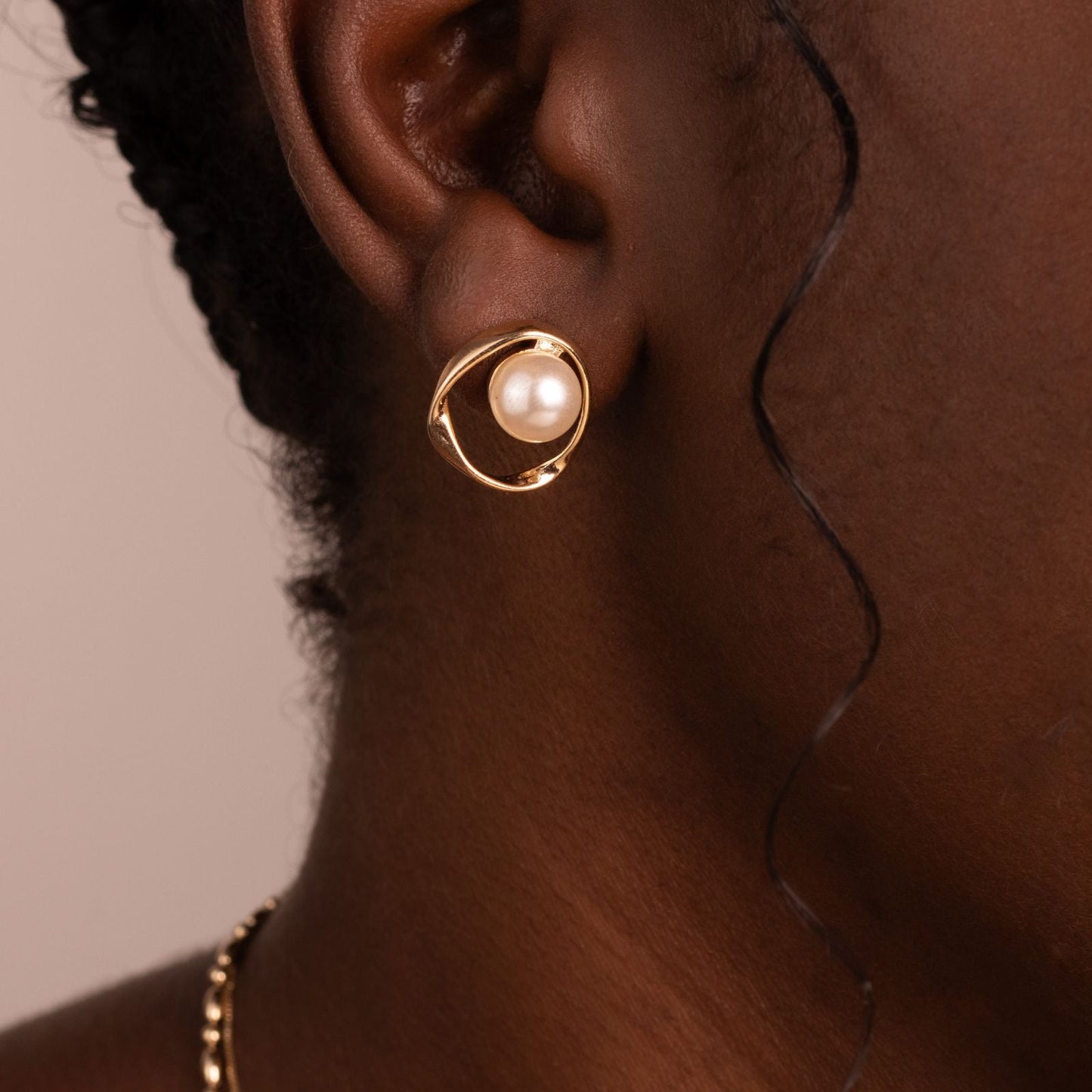 Brinco de Pérola com Design Orgânico Banhado a Ouro 18k