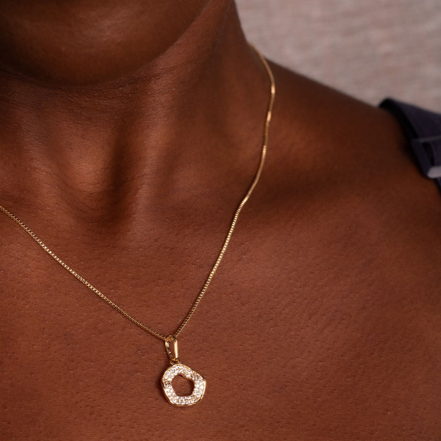 Conjunto Círculo Contemporâneo com Zircônias Banhado a Ouro 18k
